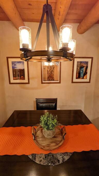 Oasis: Cozy Retreat With Hot Tub Near Town Square Apartment *